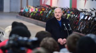 Александр Лукашенко во время посещения мотовелозавода в 2021 году