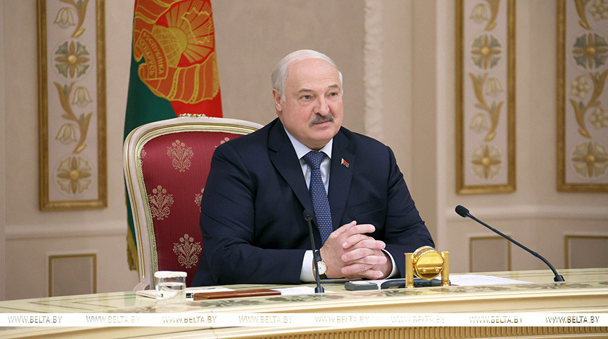 Александр Лукашенко во время встречи с губернатором Магаданской области России Сергеем Носовым