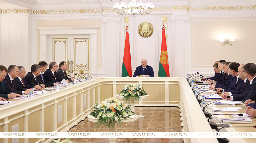 Александр Лукашенко во время совещания по теме совершенствования контрольно-надзорной деятельности