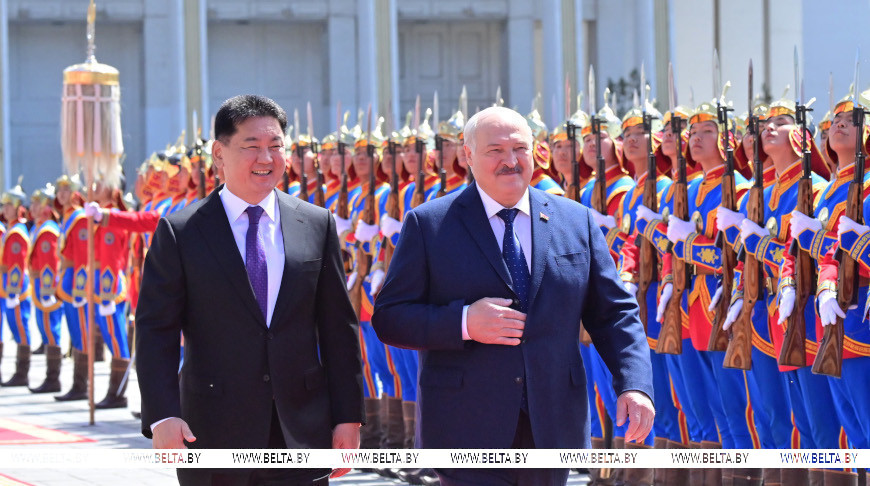 Александр Лукашенко во время церемонии официальной встречи с президентом Монголии Ухнаагийн Хурэлсуха в Улан-Баторе