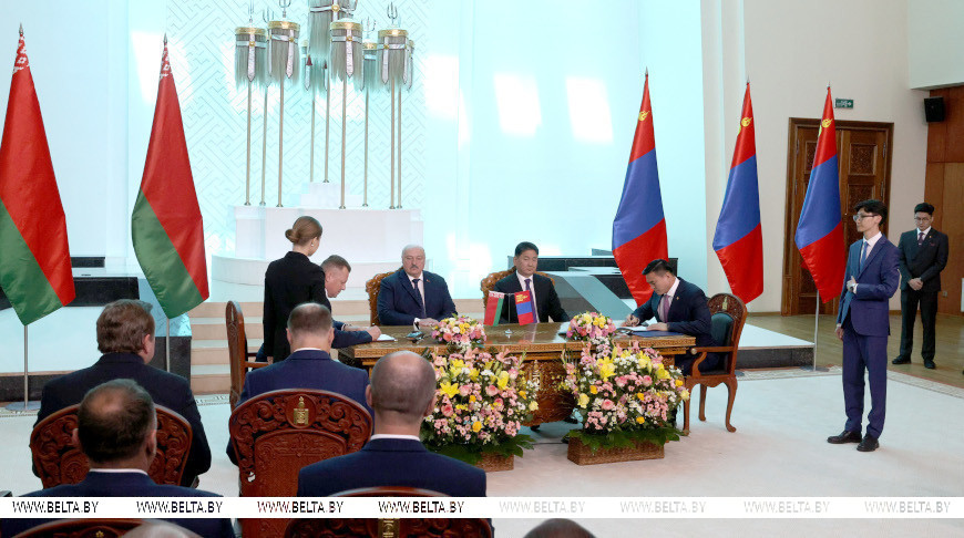 Александр Лукашенко во время подписания документов по развитию двустороннего сотрудничества в различных сферах между Беларусью и Монголией