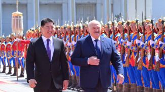 Александр Лукашенко во время церемонии официальной встречи с президентом Монголии Ухнаагийн Хурэлсуха в Улан-Баторе