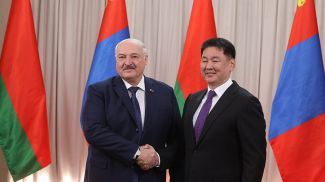 Президент Беларуси Александр Лукашенко и Президент Монголии Ухнаагийн Хурэлсух
