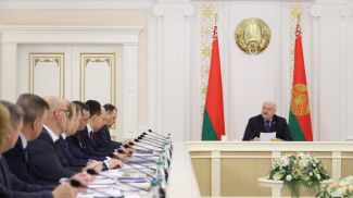 Александр Лукашенко во время совещания с руководством Совета министров