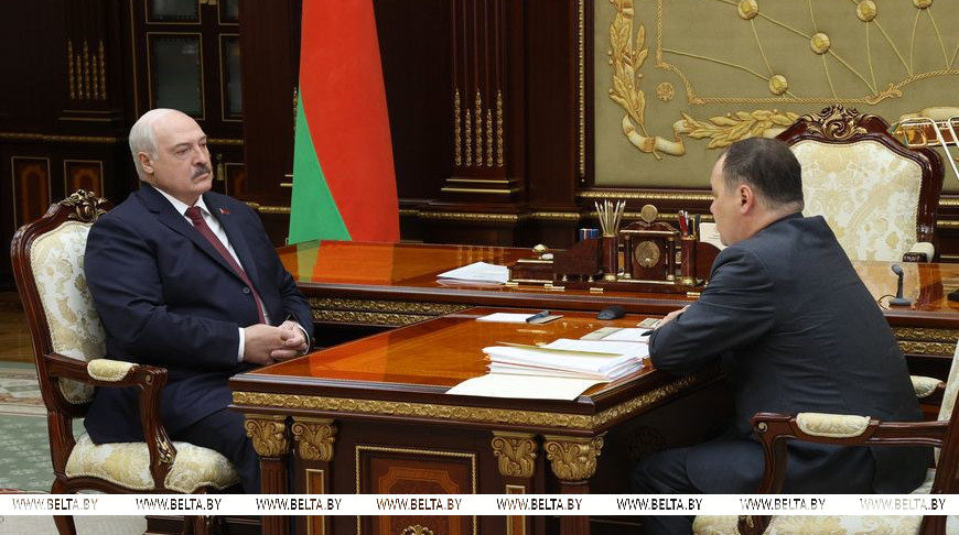 Александр Лукашенко во время доклада премьер-министра Романа Головченко