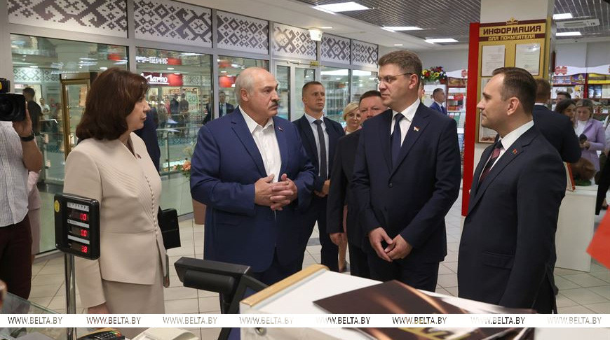 Александр Лукашенко во время посещения торгового центра "Столица" в Минске, июль 2022 года