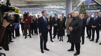 Александр Лукашенко во время посещения торгового центра "Першы нацыянальны гандлёвы дом" в Минске, декабрь 2023 года