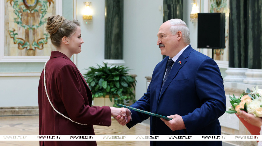 Александр Лукашенко вручил Благодарности Президента выпускникам