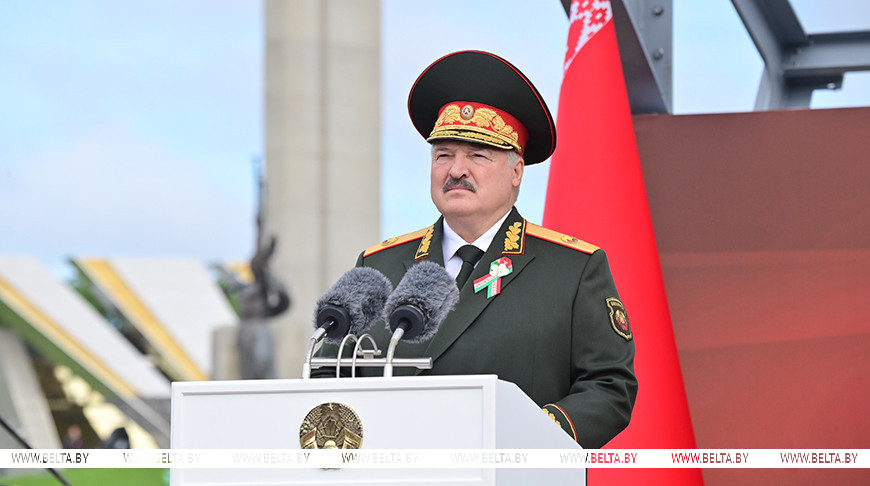 Александр Лукашенко на военном параде