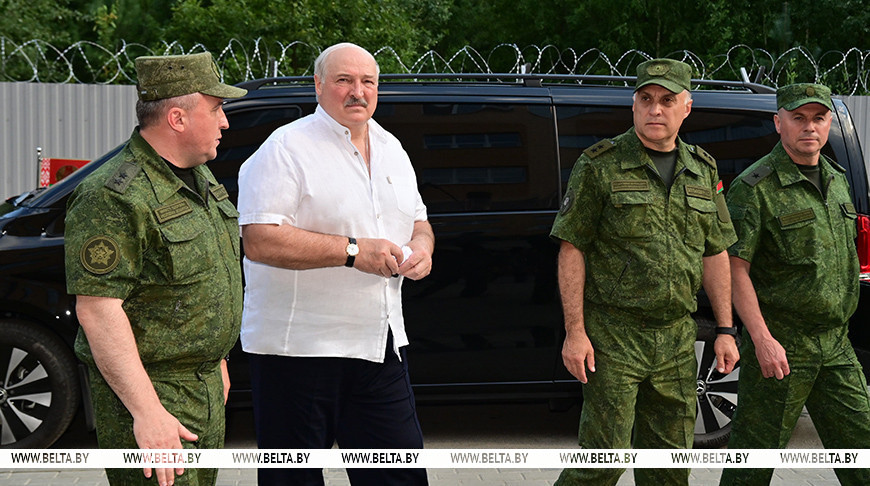 Александр Лукашенко во время посещения дислокации зенитного ракетного полка