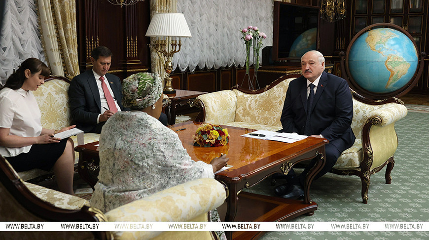 Александр Лукашенко во время встречи с первой леди Нигерии Олуреми Тинубу