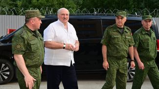 Александр Лукашенко во время посещения дислокации зенитного ракетного полка