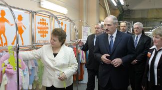 Александр Лукашенко во время посещения ОАО "Світанак", 25 января 2008 года