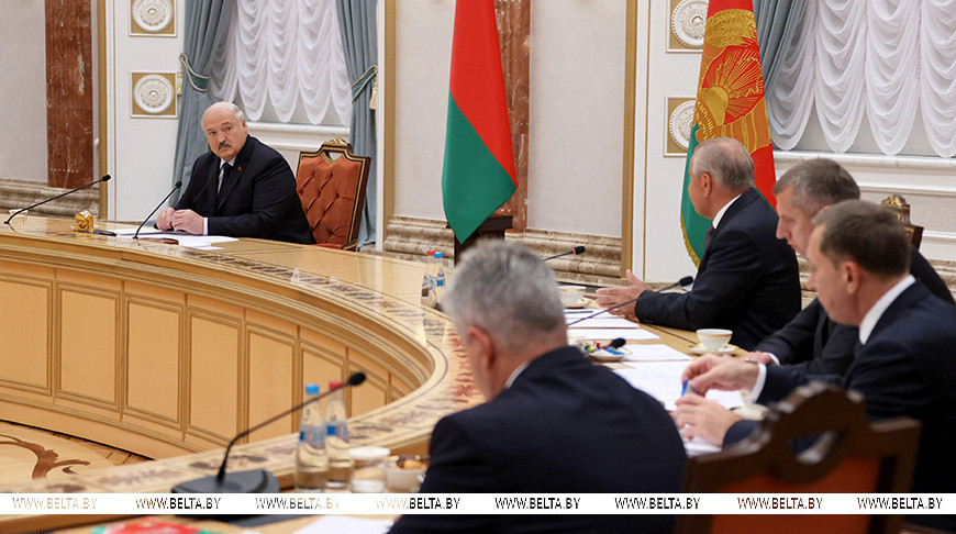 Александр Лукашенко во время встречи с судьями Конституционного суда