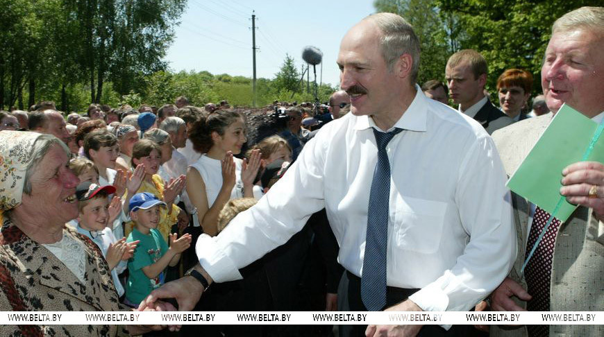 Александр Лукашенко во время посещения деревни Закозель, 2005 год