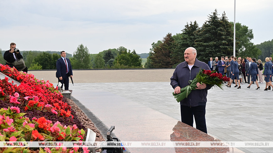 Александр Лукашенко во время возложения цветов к подножию мемориального комплекса "Курган Славы", август 2024 года