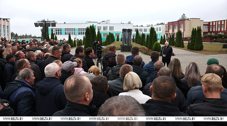 Александр Лукашенко во время общения с жителями агрогородка Парохонск