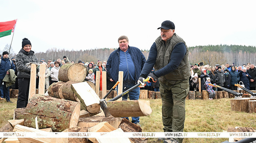 Александр Лукашенко на третьем чемпионате по колке дров среди СМИ