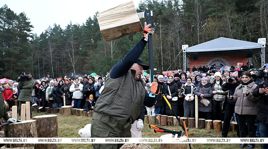 Александр Лукашенко во время третьего чемпионата по колке дров среди журналистов, ноябрь 2024 года