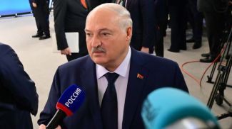 Александр Лукашенко во время общения с журналистами