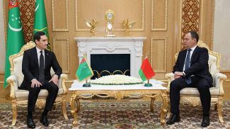 Сердар Бердымухамедов и Роман Головченко. Фото из Telegram-канала &quot;Правительство Беларуси&quot;