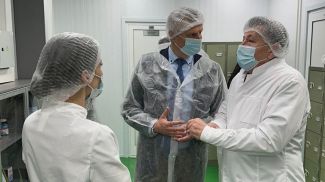Дмитрий Крутой во время посещения Тымлатского рыбокомбината. Фото посольства Беларуси в России