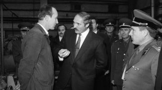 Александр Лукашенко во время посещения танкоремонтного завода в Борисове 7 октября 1997 года