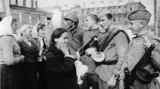 Встреча жителей Витебска с воинами Красной Армии, июнь 1944 года