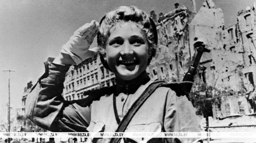 1 мая 1945 года. Регулировщица. Фото БЕЛТА