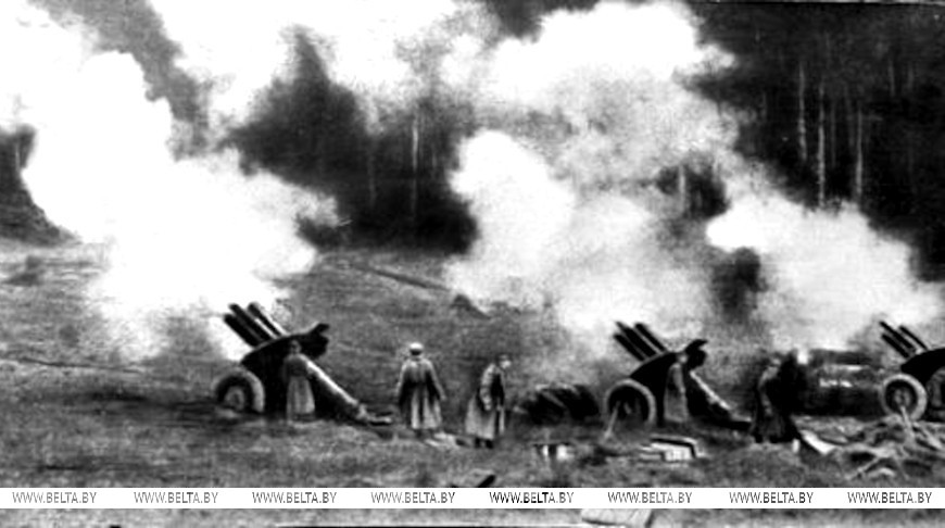 Советская артиллерия ведет огонь в районе Могилева, июнь 1944 года