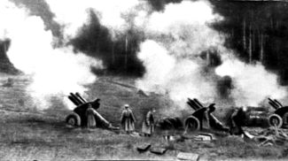Советская артиллерия ведет огонь в районе Могилева, июнь 1944 года