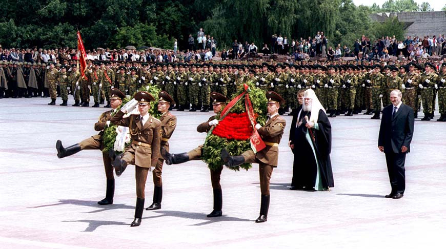 Александр Лукашенко во время посещения мемориального комплекса "Героям - стражам границ" в Бресте, июнь 2001 года