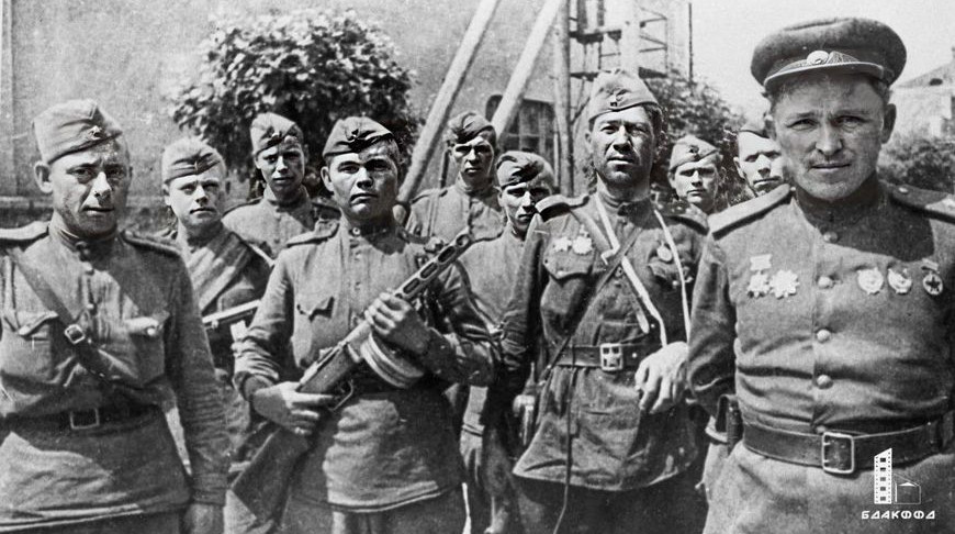Бойцы и офицеры передового отряда, ворвавшегося в Бобруйск, 1944 год.
