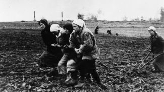 20 апреля 1942 года. Крестьянки пашут землю