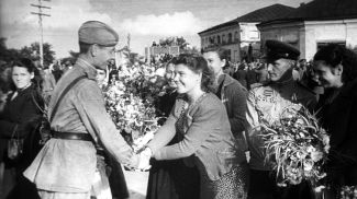 Жители Слуцка встречают воинов-победителей, 1944 год