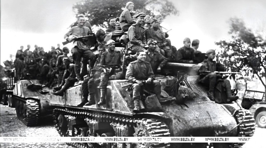 Советские танки с воинами-десантниками 1-го Прибалтийского фронта на улицах Борисова, 1944 год