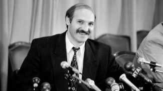 Президент Беларуси Александр Лукашенко во время пресс-конференции, июль 1994 года