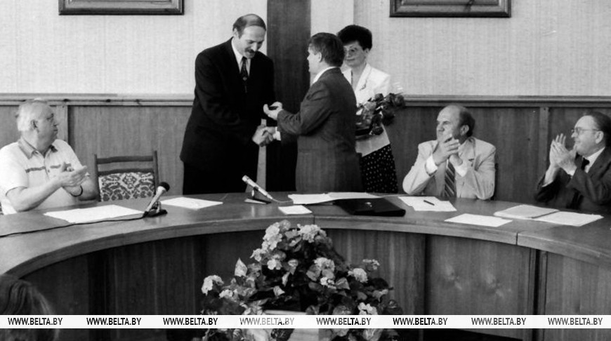 Удостоверение Президента Республики Беларусь вручено Александру Лукашенко, июль 1994 года. Фото из архива