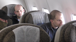 Скриншот видео ЦОС ФСБ России, из салона самолета во время полета из Москвы в Турцию. На кадрах - обмененные Гершкович и Криегер