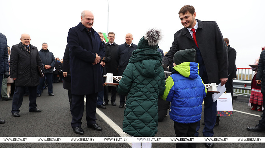 Александр Лукашенко во время торжественного открытия реконструированного моста через реку Припять в Житковичском районе, ноябрь 2018 года