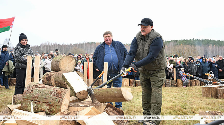 Александр Лукашенко во время посещения третьего чемпионата по колке дров среди СМИ, ноябрь 2024 года