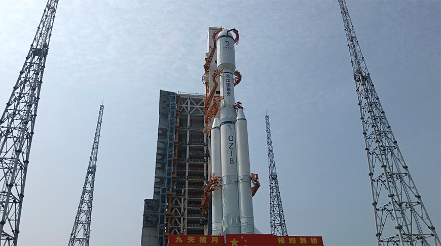 Спутник-ретранслятор "Цюэцяо-2" и ракета-носитель "Чанчжэн-8 Y3". Фото Синьхуа