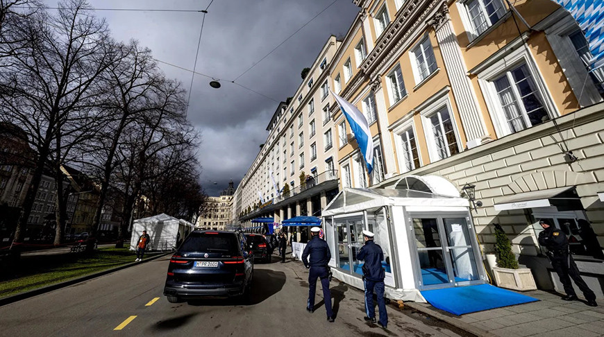Полиция перед отелем "Bayerischer Hof", где проходит Мюнхенская конференция по безопасности. Фото AP Photo