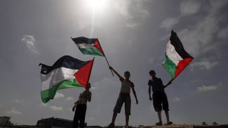 Палестинцы c флагами. Фото AP Photo