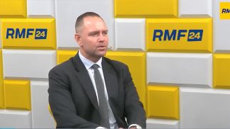 Кароль Навроцкий. Скриншот видео RMF24