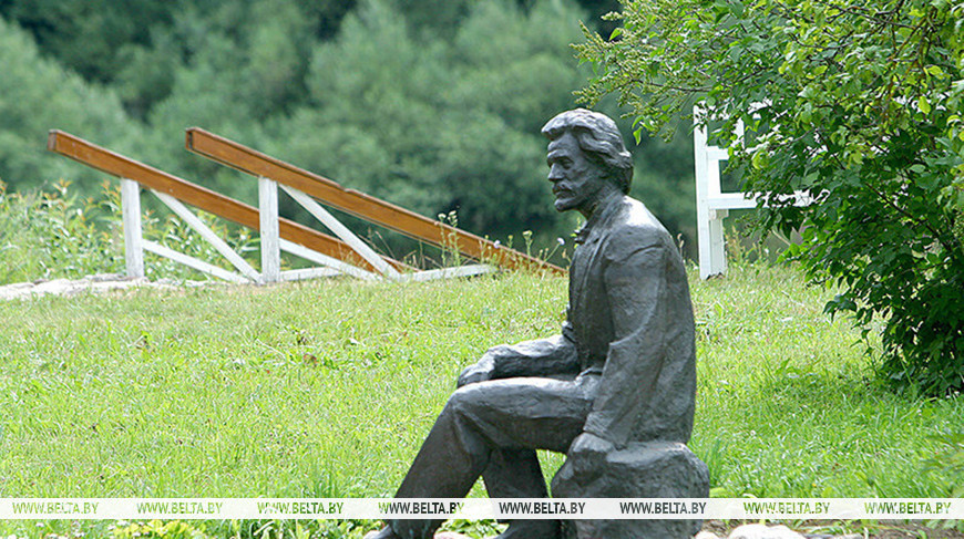Памятник Илье Репину в Здравнево. Фото из архива