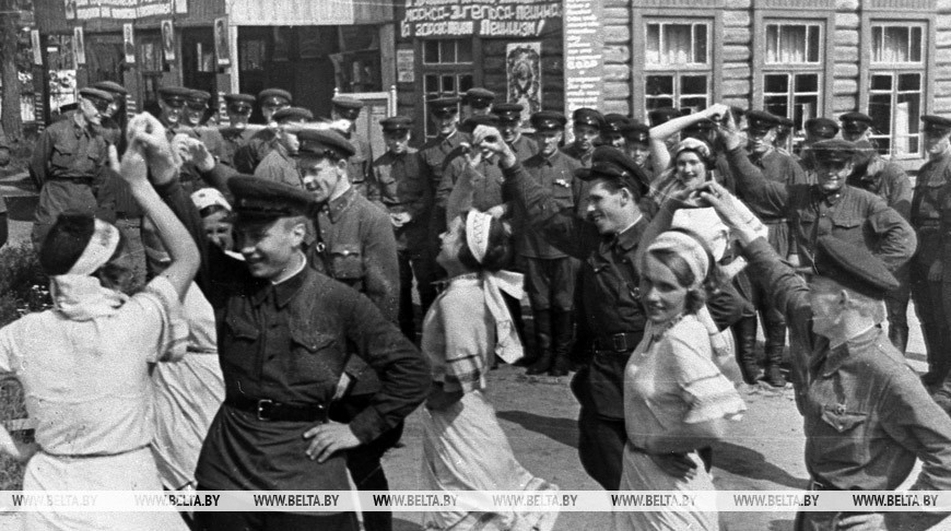 26 июня 1938 года. У избирательного участка погранотряда пограничники танцуют в день выборов в ВС СССР. Фото БЕЛТА