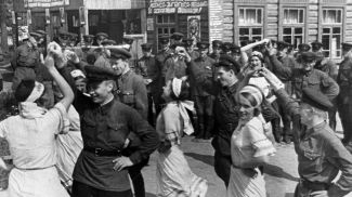 26 июня 1938 года. У избирательного участка погранотряда пограничники танцуют в день выборов в ВС СССР. Фото БЕЛТА