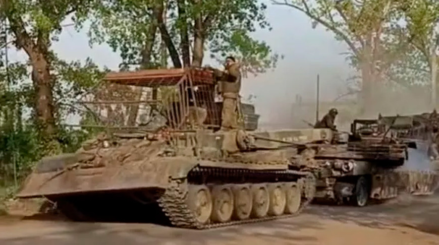 Эвакуация подбитого танка Abrams российскими войсками. Скриншот видео Министерства обороны РФ