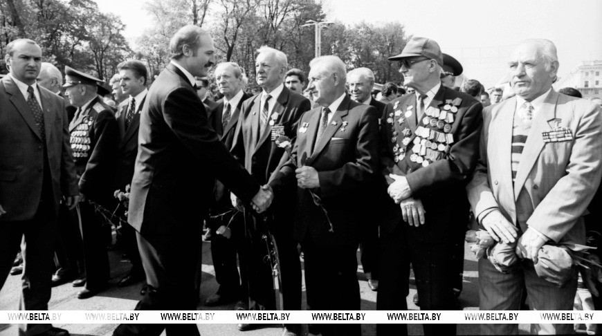 Александр Лукашенко во время празднования Дня Победы, 1998 год